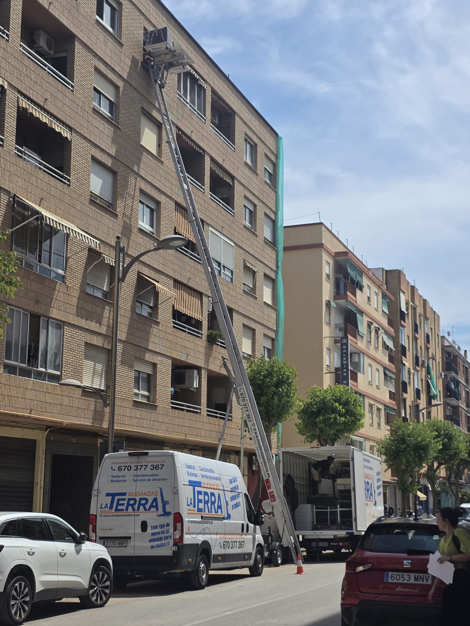 Operarios de Mudanzas La Terra embalando muebles para una mudanza pequeña en Valencia